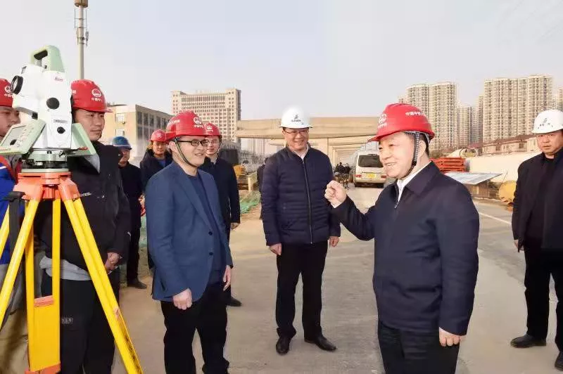 江西省委副書(shū)記、代省長(cháng)葉建春看望慰問(wèn)九洲高架東延項目一線(xiàn)職工